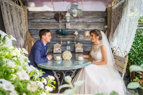 Wedding wedding day beautiful bride and elegant groom walking after wedding luxury 23.07.2017 Lutsk, Ukraina — Fotografia de Stock