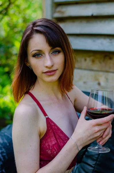Красивая сексуальная обнаженная рыжая девушка, изысканное белье, природа — стоковое фото
