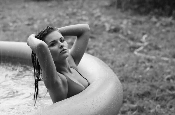 Mulher Nua Molhada Bonita Maiô Posando Piscina Livre Preto Branco — Fotografia de Stock