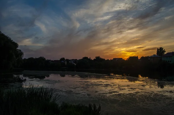 夕方の湖の上の美しい夕日 — ストック写真