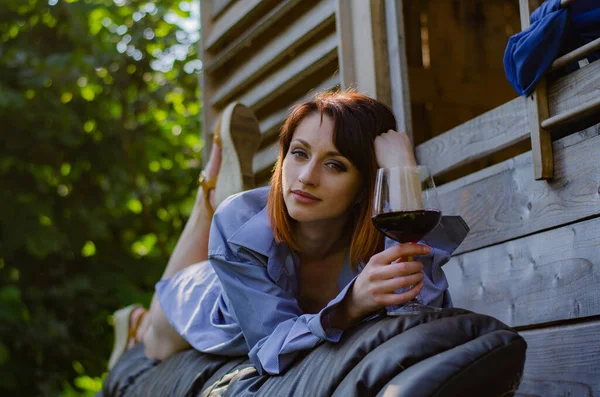 Rote Haare Frau, lila Hemd, Natur. — Stockfoto