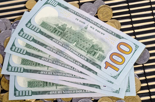 Pilha de cem notas de dólar close-up — Fotografia de Stock