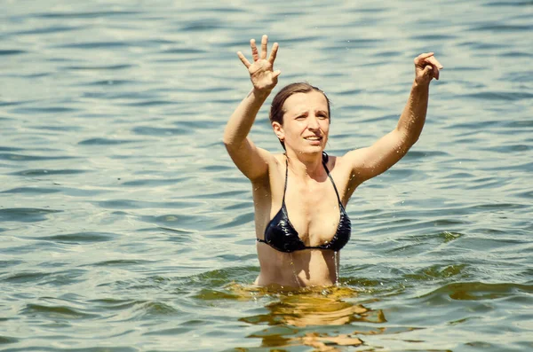 夏の湖で遊んでいる若い女性は — ストック写真