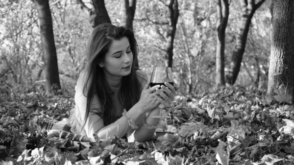 Jonge Mooie Vrouw Met Een Glas Wijn Het Park Herfst — Stockfoto