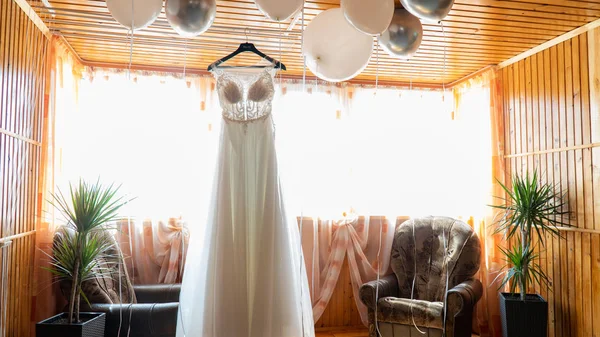 Вид Весільну Сукню Висить Кімнаті — стокове фото