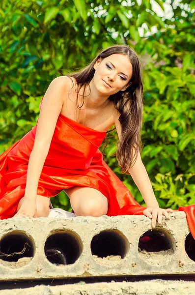 Beautiful Young Girl Dressed Red Dress Concrete Slabs Posing Summer — Stock Photo, Image