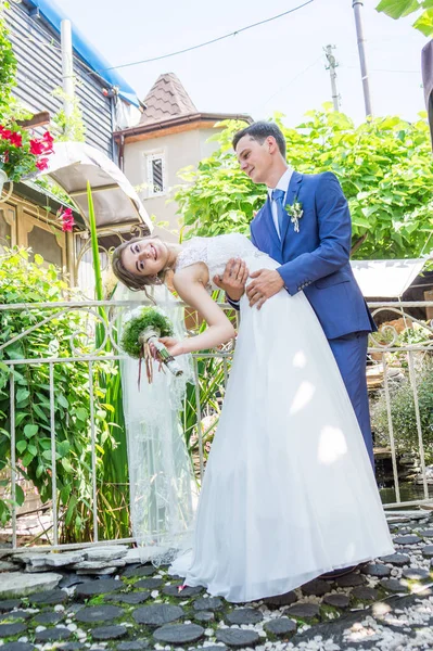 Esküvő napja gyönyörű menyasszony és elegáns vőlegény séta esküvő után luxus 23.07.2017 Lutsk, Ukrajna — Stock Fotó
