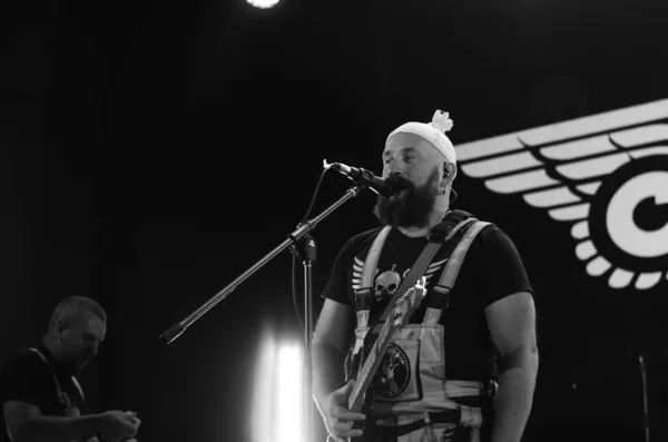 Guitarrista Banda Rock Tocando Cena Escura — Fotografia de Stock