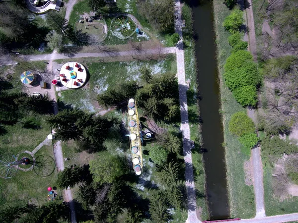 A vista superior do parque Jatujak na cidade de Banguecoque. De manhã as pessoas são amor vindo para exercer aqui. O jardim é projetado para a geometria de circular e triângulo olhar como sinal pacífico . — Fotografia de Stock