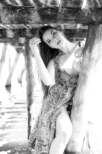 Mujer Morena Posando Muelle Madera Del Lago Mujer Traje Verano —  Fotos de Stock