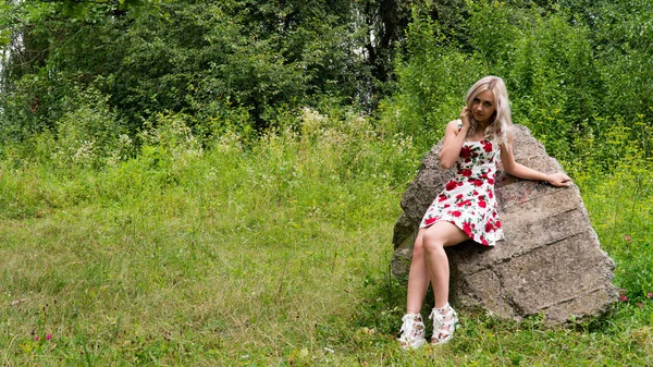 Sexy Blondýna Žena Letních Šatech Přírodě — Stock fotografie