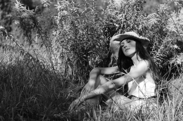 Foto vintage de uma menina / sépia, preto e branco retrato de uma bela jovem mulher, verão felicidade — Fotografia de Stock