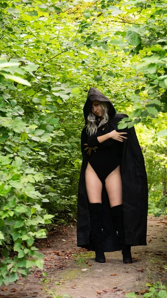 Sexy rubia mujer en negro capa naturaleza —  Fotos de Stock