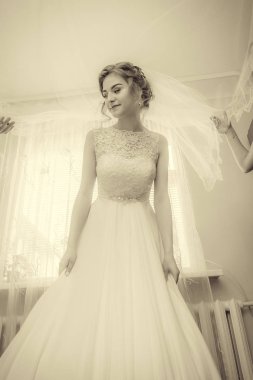 Gelini düğüne hazırlıyorum. 