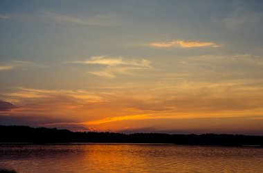 Denizin üzerinde güzel bir gün batımı.