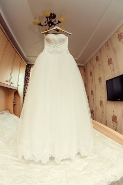 Gelinliğin odada asılı durduğu fotoğraflardan.