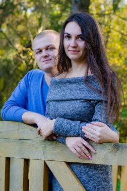 Aşk her yerde. Bir gelin ve damadın gölde birlikte yelken açarken öpüştükleri tek renkli odak noktası..