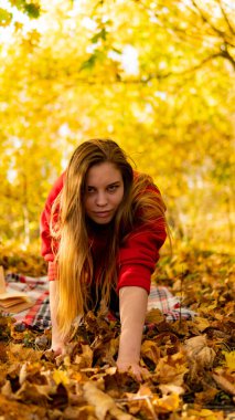 Kırmızı elbiseli kız inanılmaz çarpıcı. Arka plan harika Sonbahar geldi. Sanatsal fotoğraf.