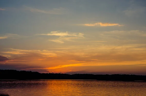 Schöner Sonnenuntergang über dem Meer. — Stockfoto