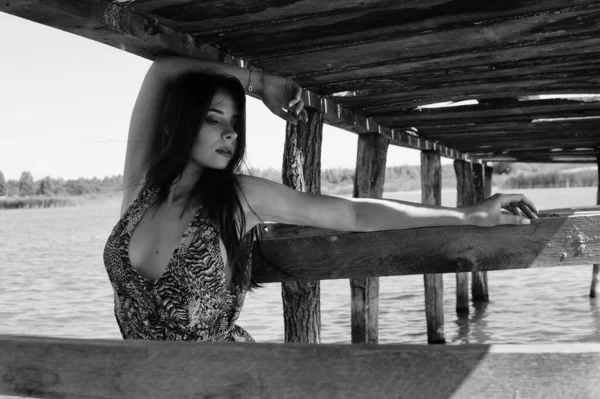 Attraente Donna Bionda Seduta Molo Accanto Lago Con Sfondo Naturale — Foto Stock