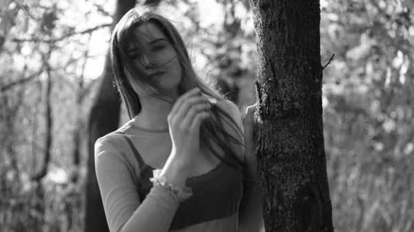 Jovem Bela Mulher Andando Parque Outono — Fotografia de Stock