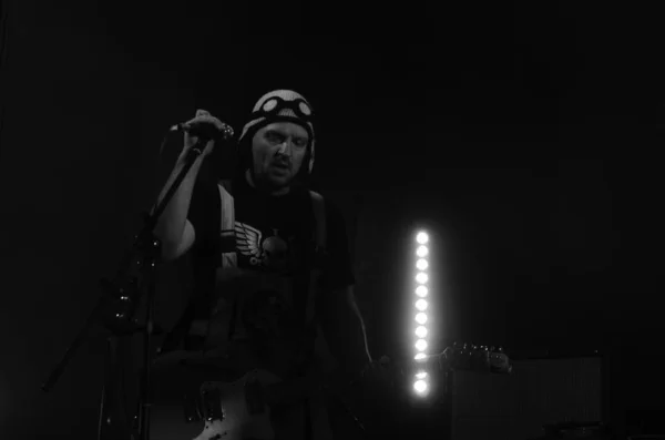 Гитарист Рок Группы Выступает Темной Сцене — стоковое фото