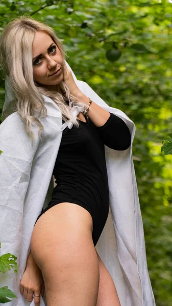 Sexy Blondynka Kobieta Biały Płaszcz Natura — Zdjęcie stockowe