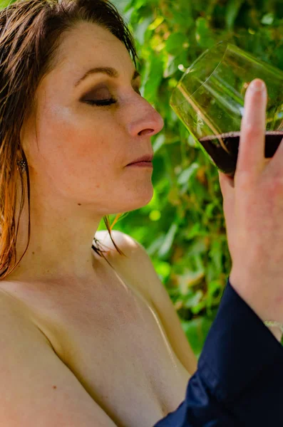 Romantikus fiatal nő sommelier kóstoló vörösbor, amelynek izgalmas privát degeneráció borászat. Borászati kultúra fogalma. — Stock Fotó