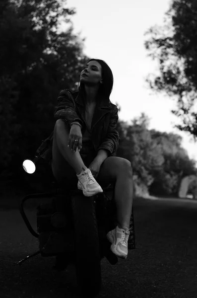 Foto Blanco Negro Una Hermosa Mujer Joven Con Sombrero Gafas — Foto de Stock