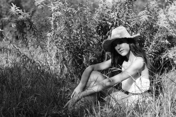 Rocznika zdjęcie dziewczyny/Sepia, czarno-biały portret pięknej młodej kobiety, lato szczęścia — Zdjęcie stockowe