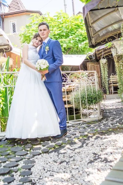 Dia do casamento noiva bonita e elegante noivo andando após o casamento de luxo 23.07.2017 Lutsk, Ukraina — Fotografia de Stock