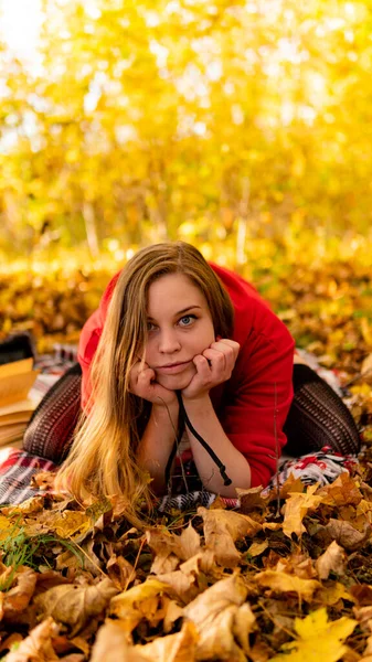 Unglaubliche atemberaubende Mädchen in einem roten Kleid. Hintergrund ist ein fantastischer Herbst. künstlerische Fotografie. — Stockfoto