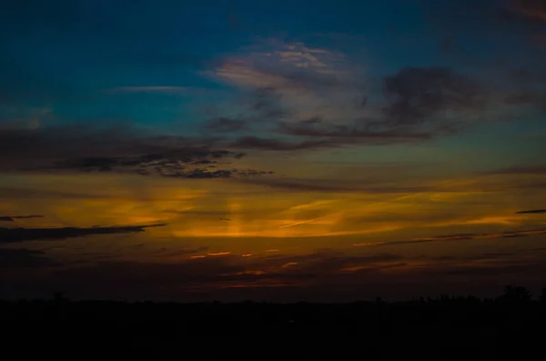 Dramatischer Sonnenuntergang und Sonnenaufgang. — Stockfoto