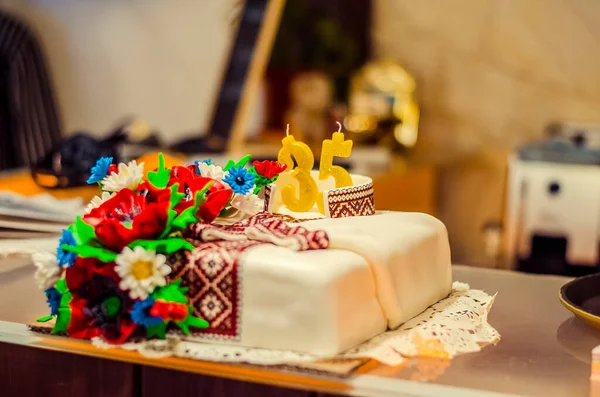 Bolo Casamento Com Flores Velas — Fotografia de Stock