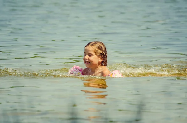 Little Girl Learning How Swim Lake — Stockfoto