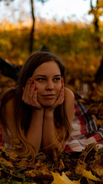 Superbe fille aux cheveux rouges en body rouge et manteau. Jeune femme marchant dans le parc — Photo