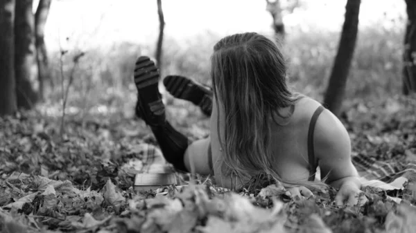 Superbe fille aux cheveux rouges en body rouge et manteau. Jeune femme marchant dans le parc — Photo