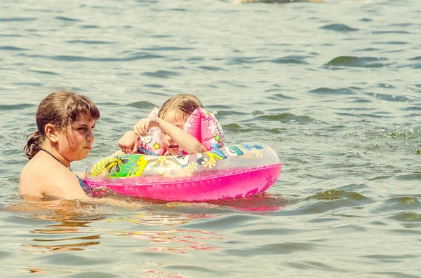 Little Girl Learning How Swim Lake — Fotografia de Stock