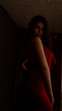 Kırmızı Başlıklı Kız büyümüş.