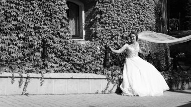 Gelin ve damat yaz park açık havada walking away.