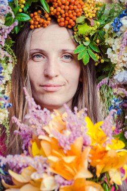 Çiçek çelengi olan güzel bir kız 