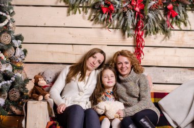 Lutsk, Ukrayna 28.12.2018: Stüdyoda Noel süslemeli mutlu bir ailenin fotoğraf çekimi.