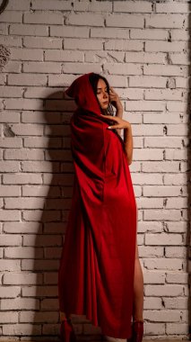 Kırmızı Başlıklı Kız büyümüş.