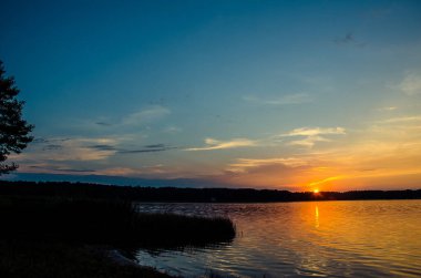 Denizin üzerinde güzel bir gün batımı.