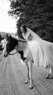 Düğün atı yürüyüşü, tipik Ukrayna düğünü Lviv Ukrayna 19.09
