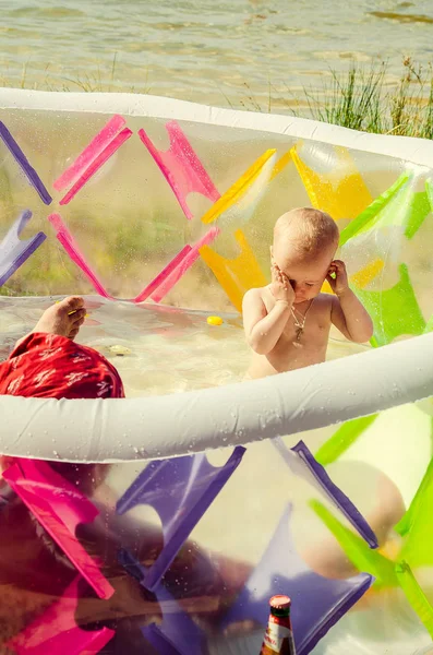 Kleines Mädchen Spielt Aufblasbarem Schwimmbad Mit Wasser — Stockfoto