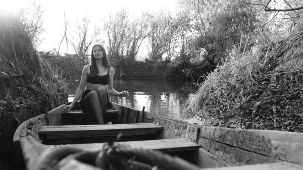 Beautiful Young Girl Autumn Park Wooden Boat — Stockfoto