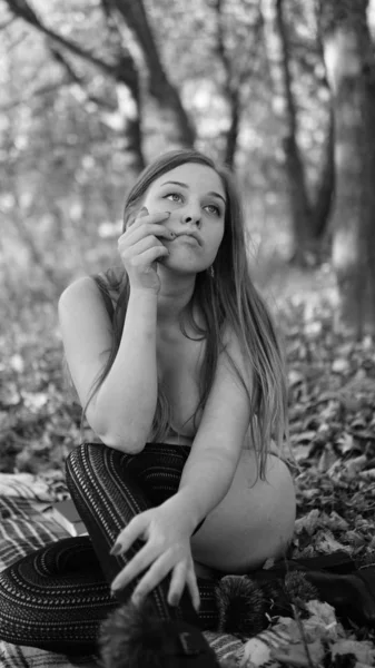 Menina de cabelo vermelho lindo em bodysuit vermelho e casaco. Jovem caminhando no parque — Fotografia de Stock