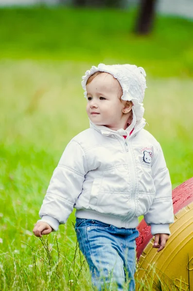 5 Jahre alte süße kleine Mädchen spielen in sonnigen Sommerpark.Happy kid Mädchen zu Fuß und Springen in einem Wald.Kids spielen im Freien .Kindergarten im Schulhof an Sommertagen. — Stockfoto