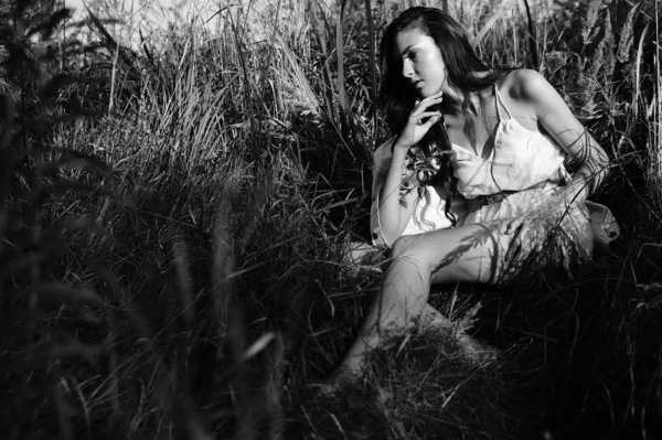 Foto vintage de uma menina / sépia, preto e branco retrato de uma bela jovem mulher, verão felicidade — Fotografia de Stock